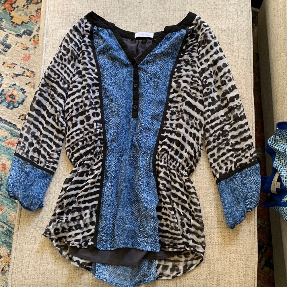 Calvin Klein patterned blouse // XS // blue and black